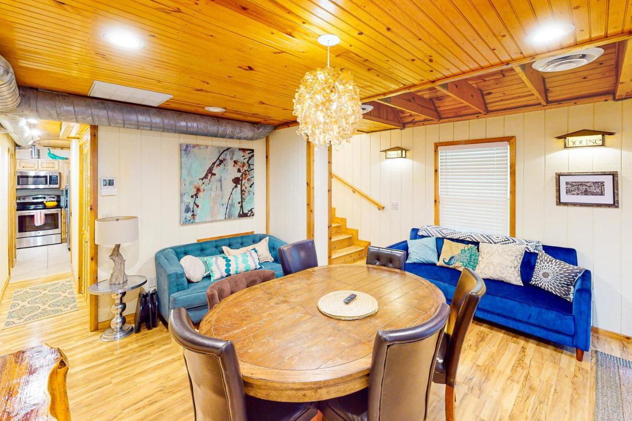 Cabin-Style Book House & Writing Barn Austin Oda fotoğraf