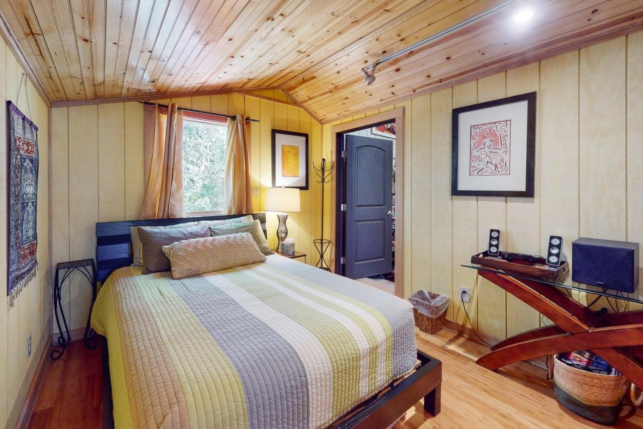 Cabin-Style Book House & Writing Barn Austin Oda fotoğraf
