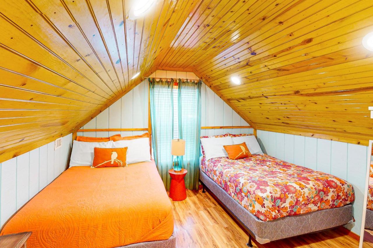 Cabin-Style Book House & Writing Barn Austin Oda fotoğraf