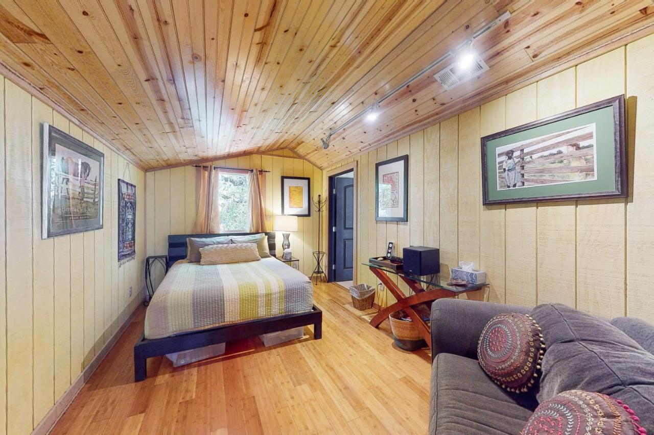 Cabin-Style Book House & Writing Barn Austin Oda fotoğraf