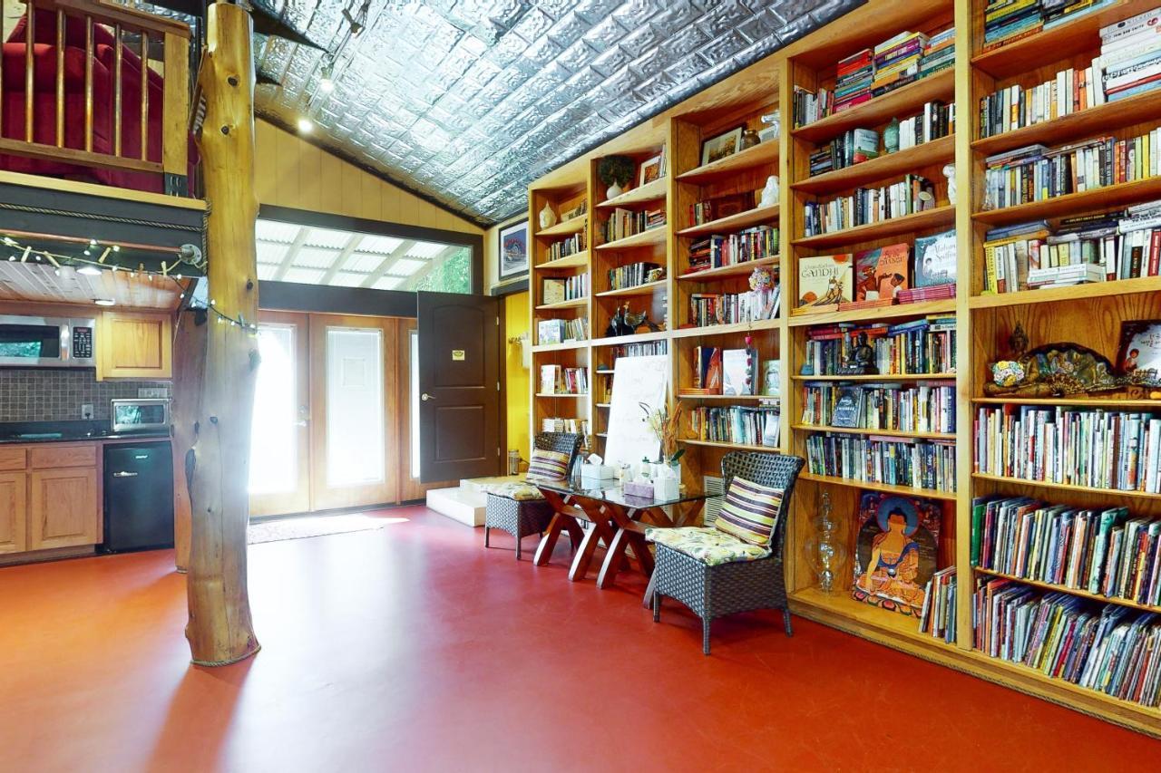 Cabin-Style Book House & Writing Barn Austin Oda fotoğraf