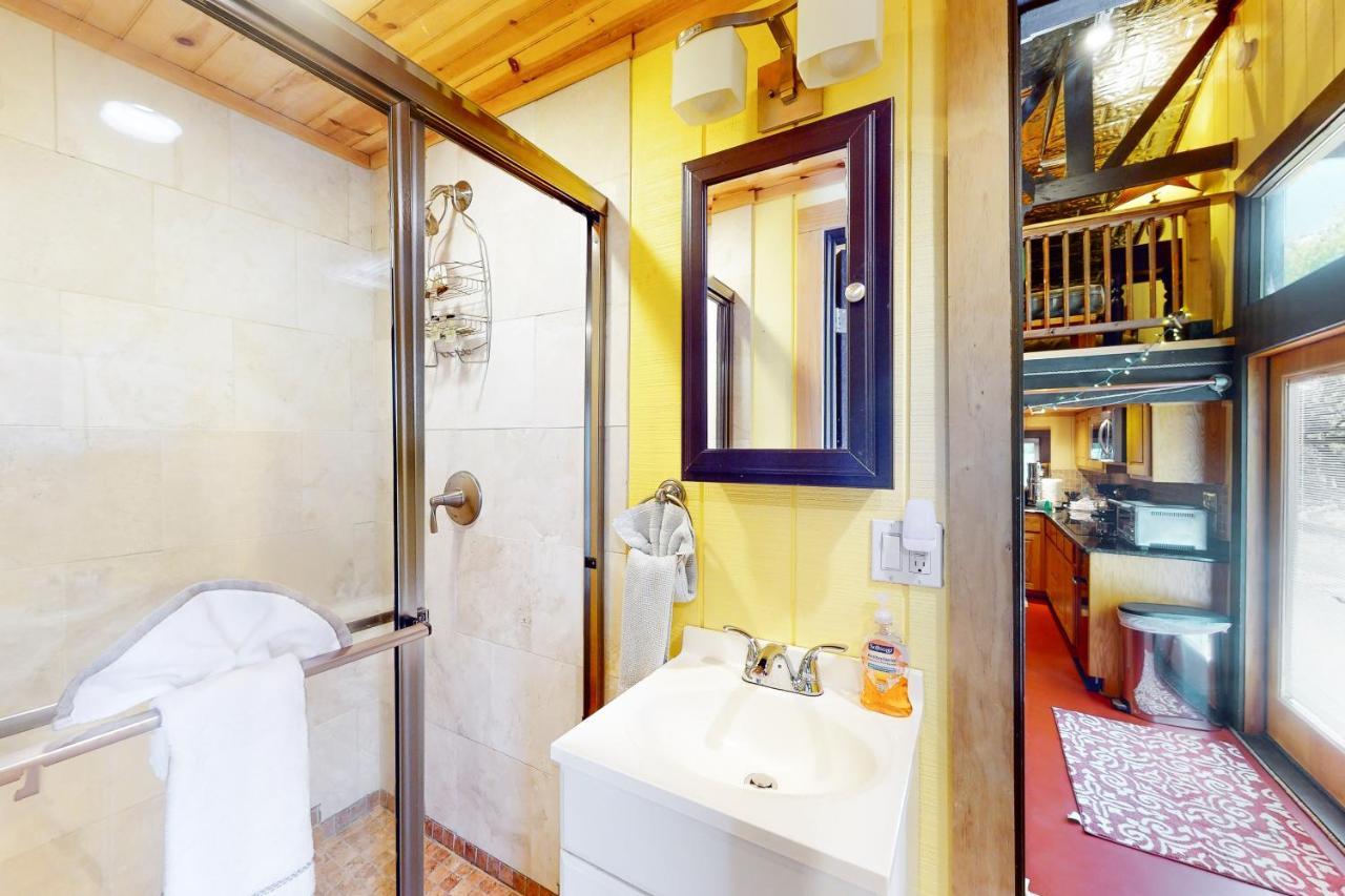 Cabin-Style Book House & Writing Barn Austin Oda fotoğraf