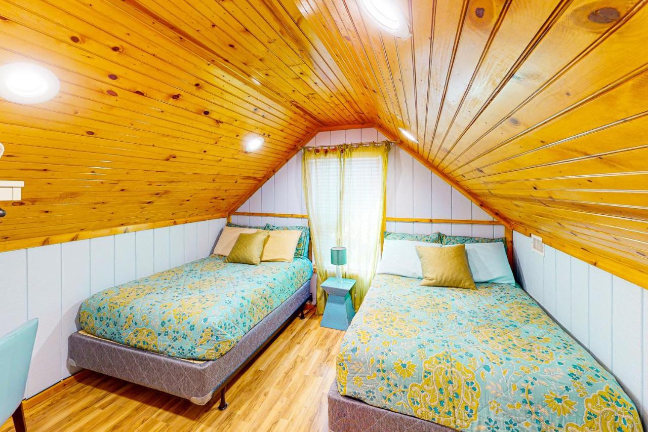 Cabin-Style Book House & Writing Barn Austin Oda fotoğraf