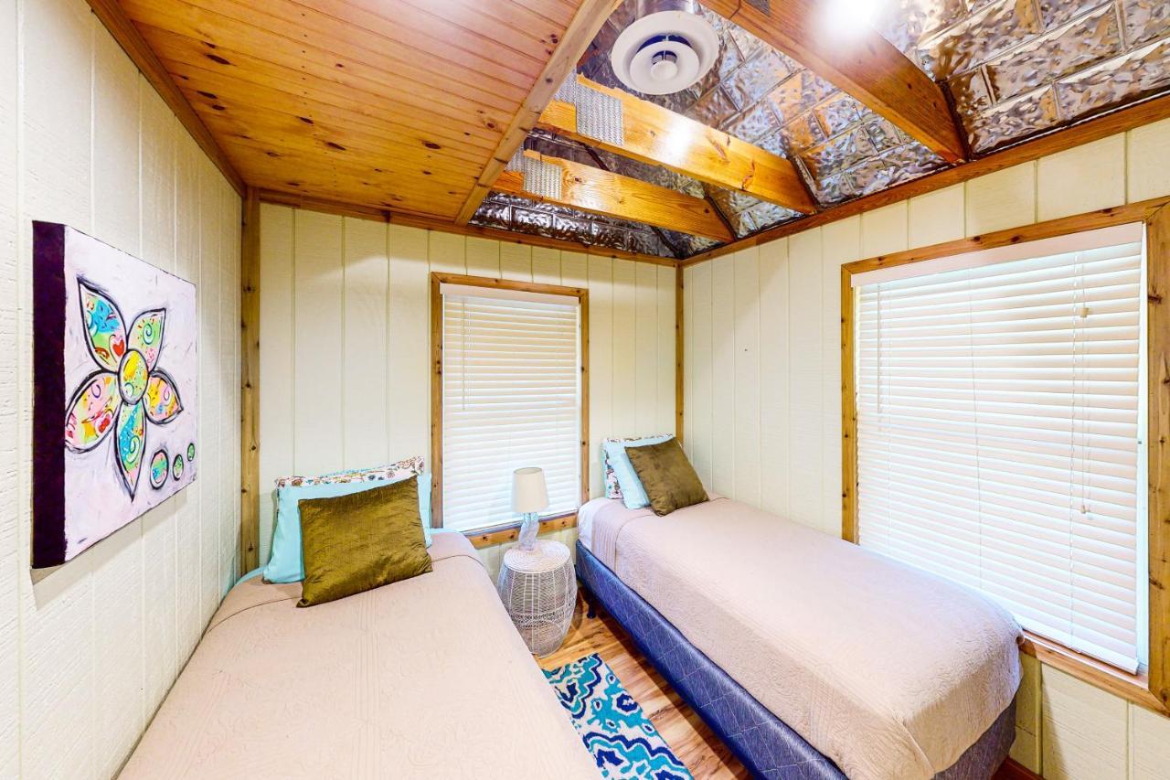 Cabin-Style Book House & Writing Barn Austin Oda fotoğraf