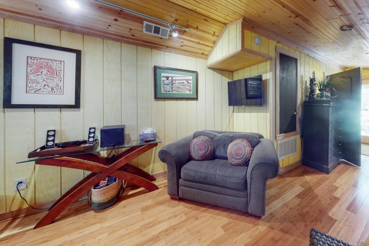Cabin-Style Book House & Writing Barn Austin Oda fotoğraf