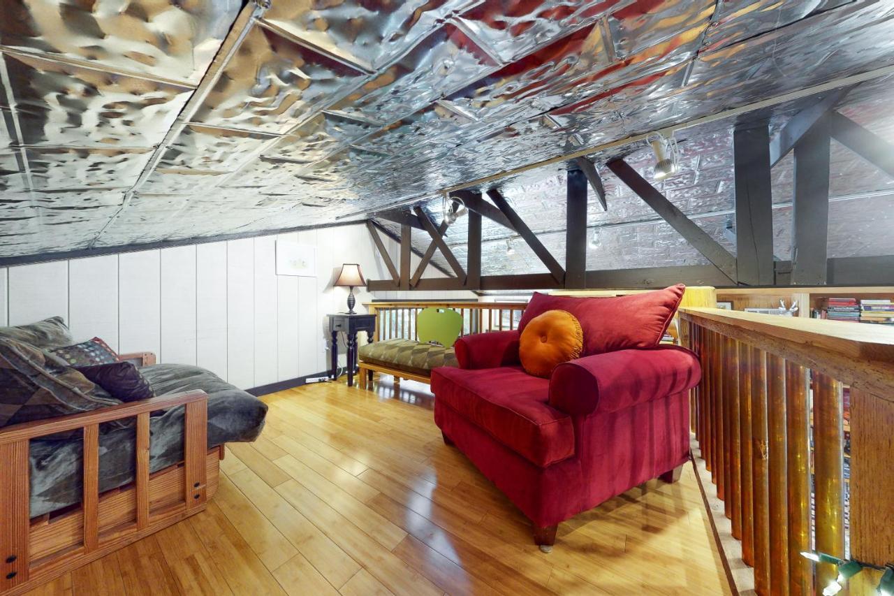 Cabin-Style Book House & Writing Barn Austin Oda fotoğraf