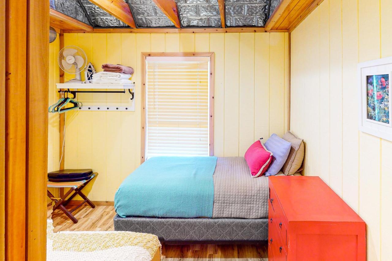 Cabin-Style Book House & Writing Barn Austin Oda fotoğraf