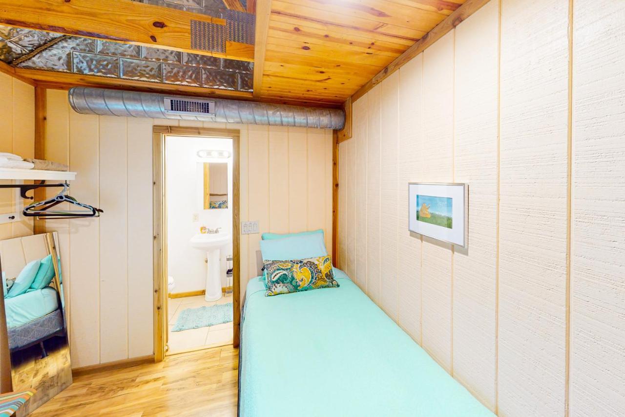 Cabin-Style Book House & Writing Barn Austin Oda fotoğraf