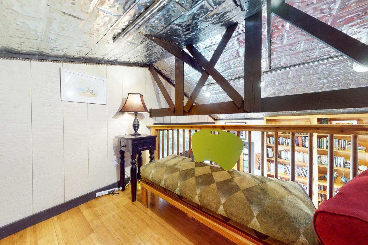 Cabin-Style Book House & Writing Barn Austin Oda fotoğraf